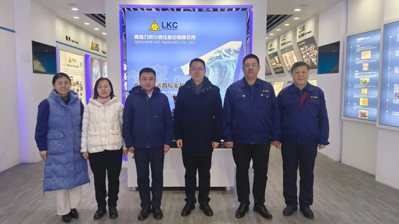 高新區(qū)工委委員、管委副主任張建軍一行蒞臨青島力克川液壓股份有限公司調(diào)研指導(dǎo)